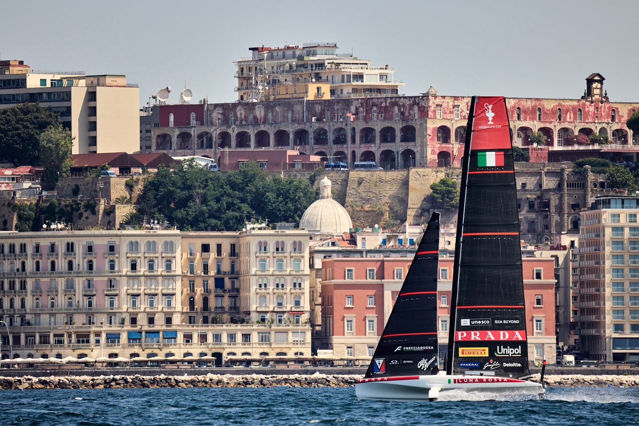 Luna Rossa Team AC40 training in Naples